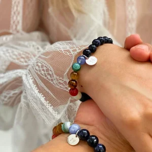 pareja con regalo de pulseras de piedras y universo