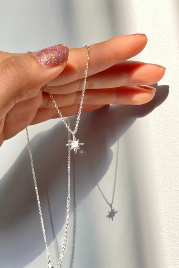 mujer sosteniendo regalo de plata